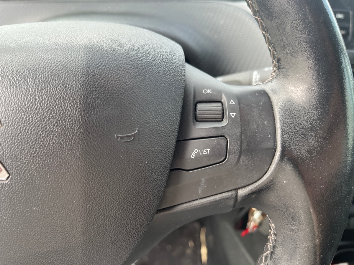 Peugeot 208 1.6 BlueHDI 100ch ALLURE 3P, Courroie de distribution OK, CarPlay, Caméra de recul, GPS