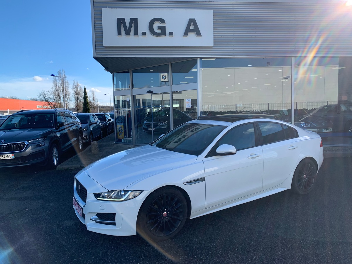 Jaguar XE 180 ch | Intérieur cuir | Toit ouvrant | Caméra de recul | GPS | Bluetooth