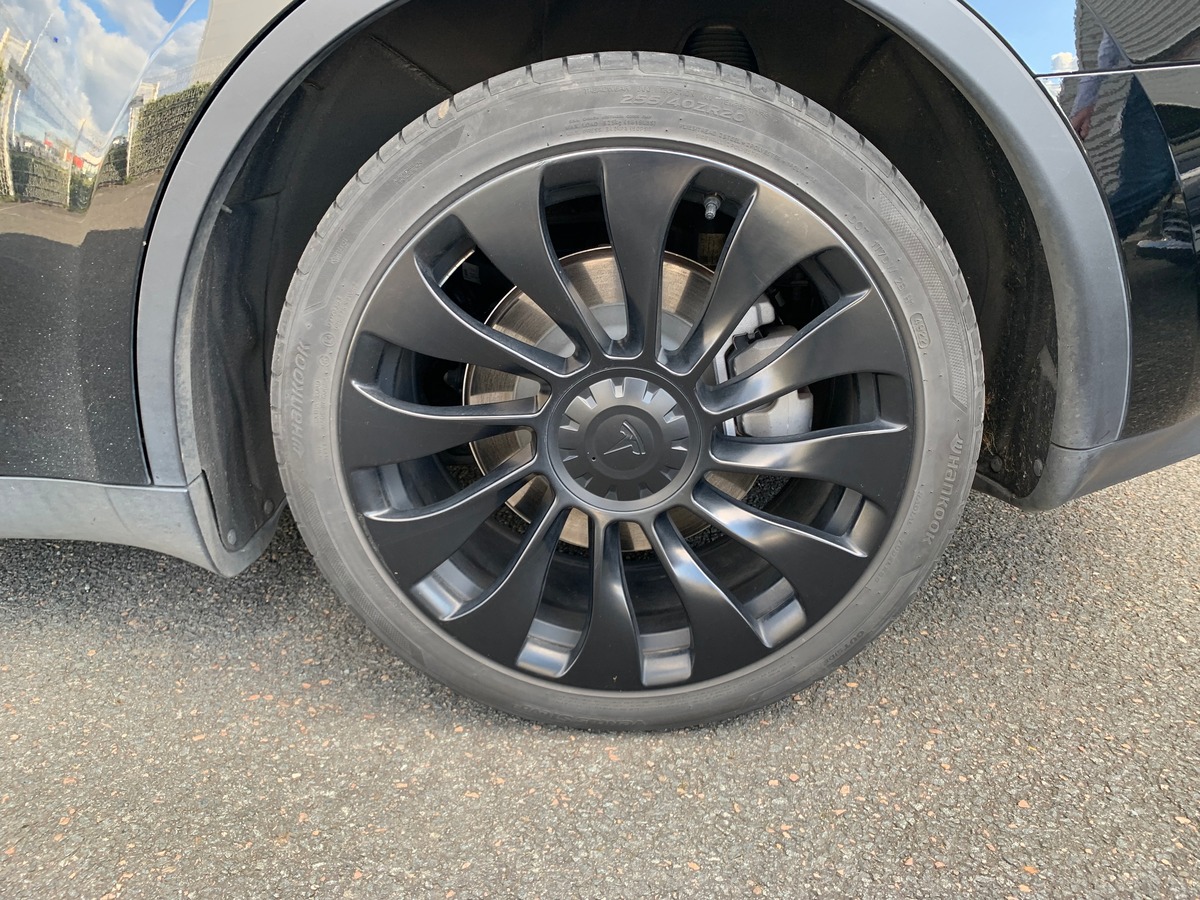 Tesla Model Y 275 chevaux | Premiére MAIN | Standard | Toit panoramique | Cuir | Siéges électriques