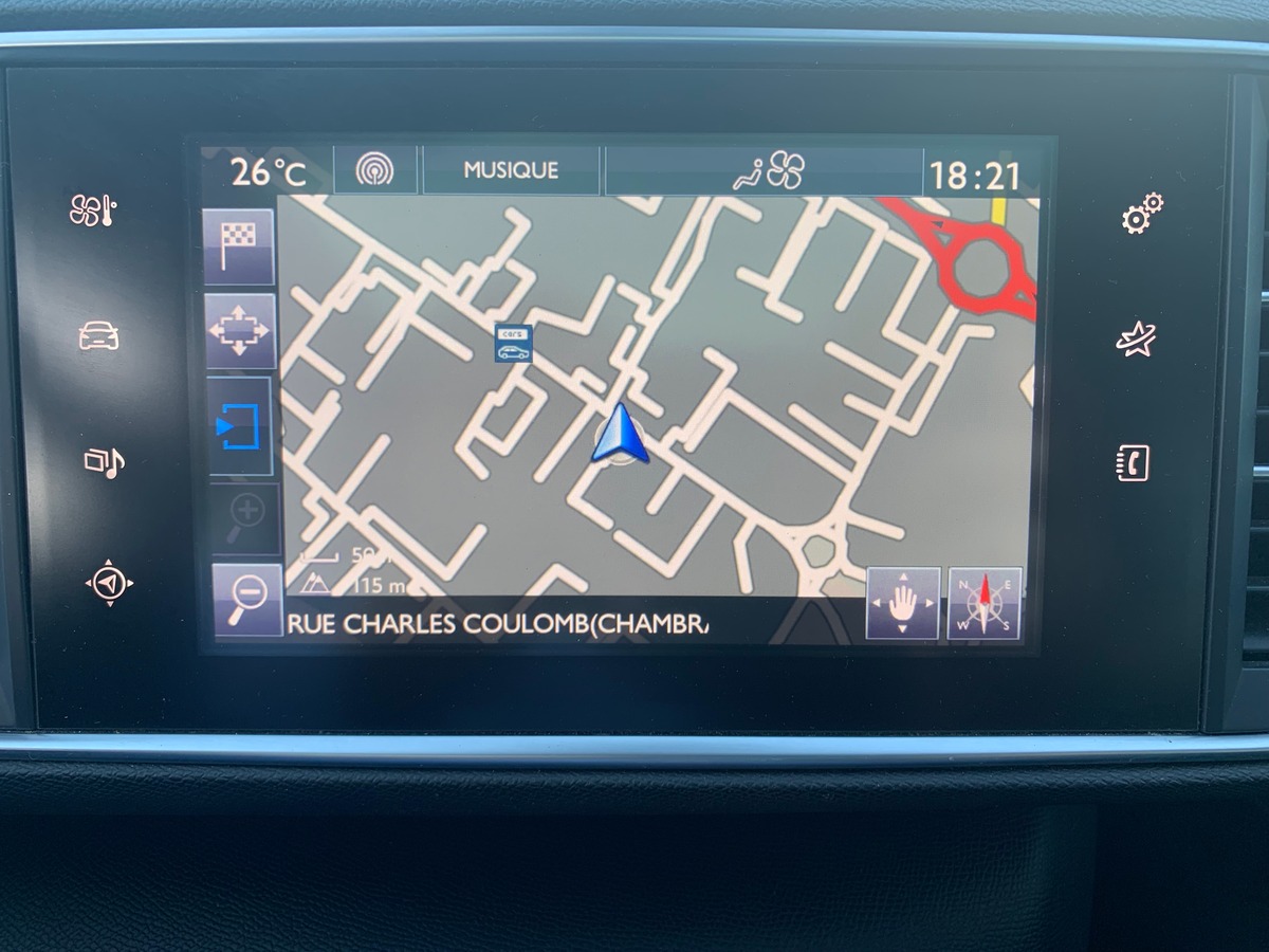 Peugeot 308 115 chevaux | Toit panoramique | Régulateur de vitesse | GPS | Attelage