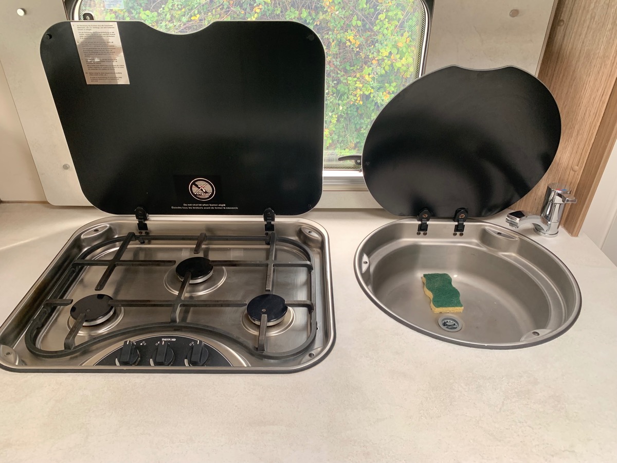 Capron A 140 ch | CAMERA DE RECUL |  LITS SUPPERPOSES | STORE EXTERIEUR | Climatisation manuelle