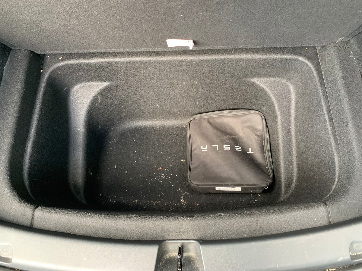 Tesla Model Y 275 chevaux | Premiére MAIN | Standard | Toit panoramique | Cuir | Siéges électriques