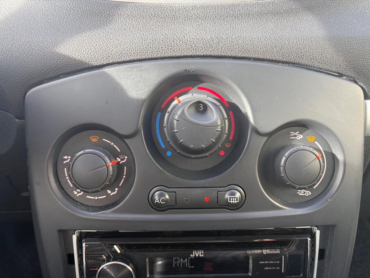 RENAULT Clio III 1.2 75 ch - IDEAL JEUNE PERMIS - CLIMATISATION - BLUETOOTH - PRISE USB