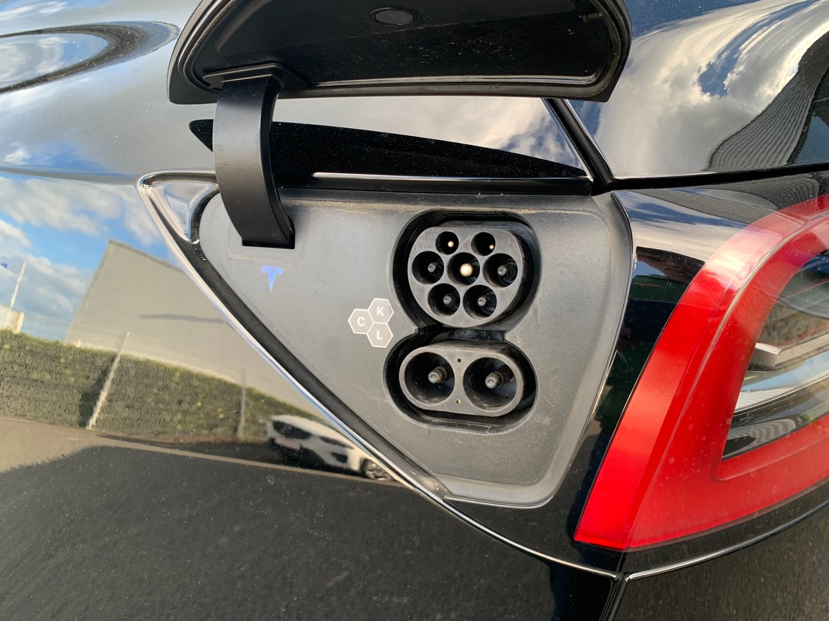 Tesla Model Y 275 chevaux | Premiére MAIN | Standard | Toit panoramique | Cuir | Siéges électriques