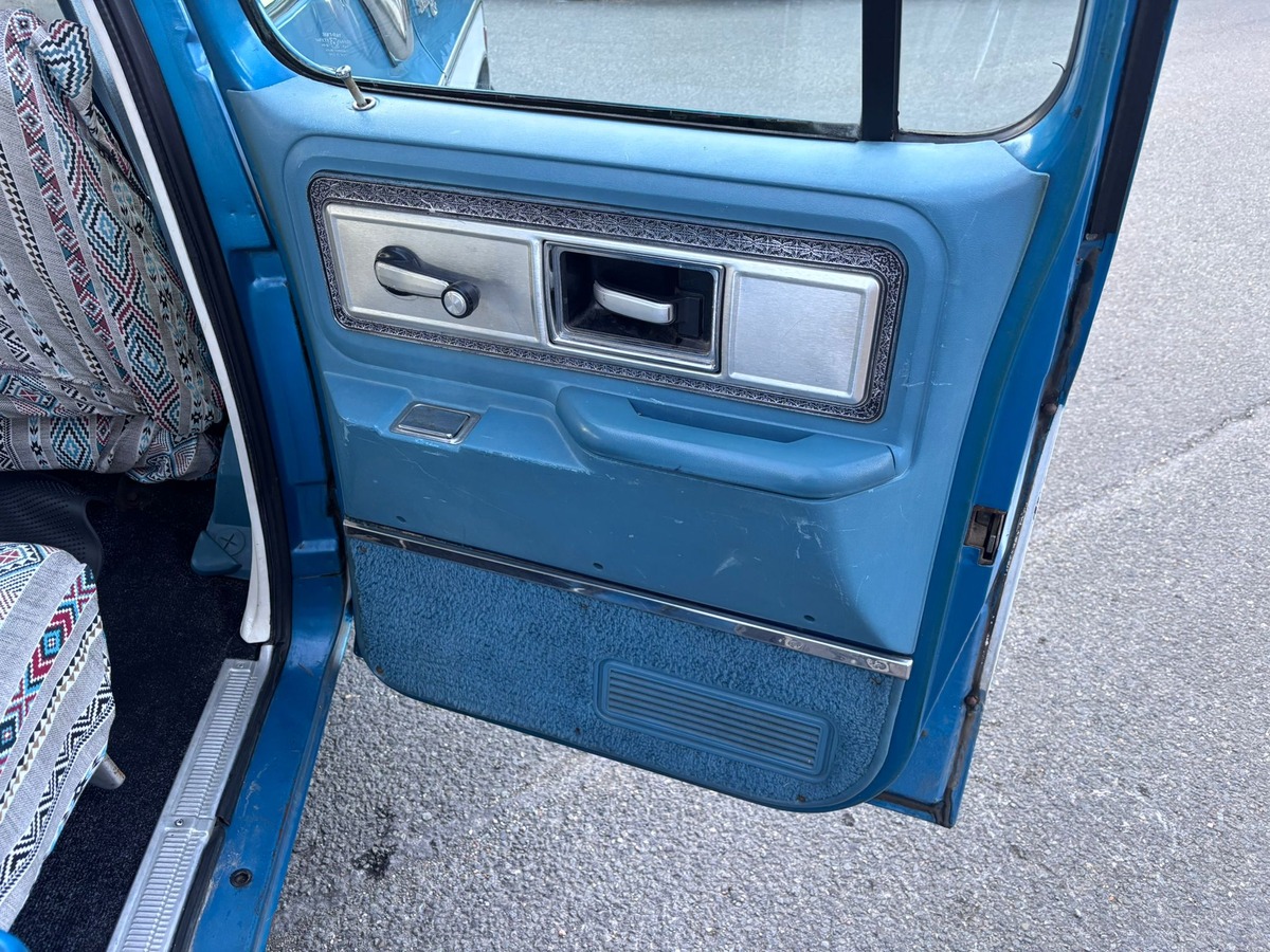 Chevrolet Suburban 7.4 V8 454 (C/R) - Français - CG Collection