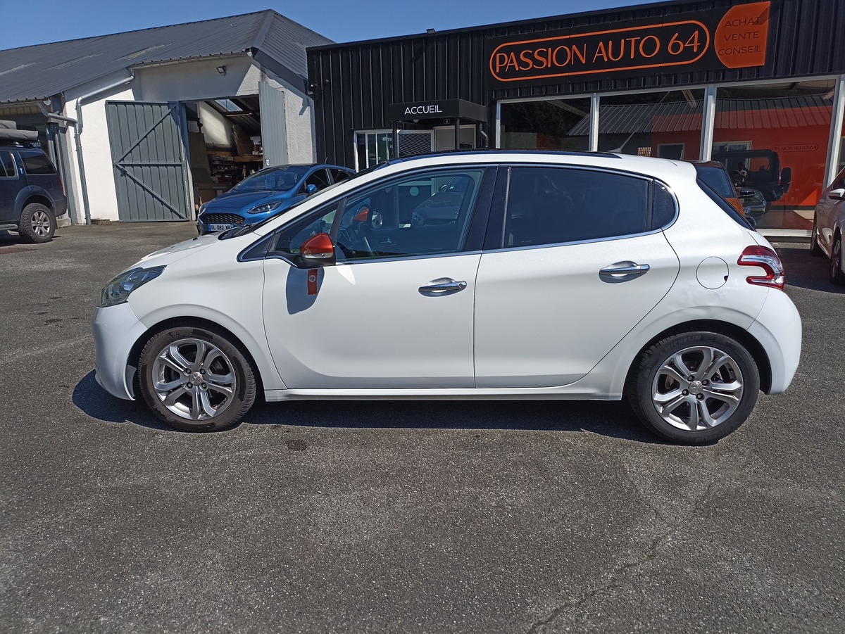 Peugeot 208 1.6 HDI 115 ROLLAND GARROS