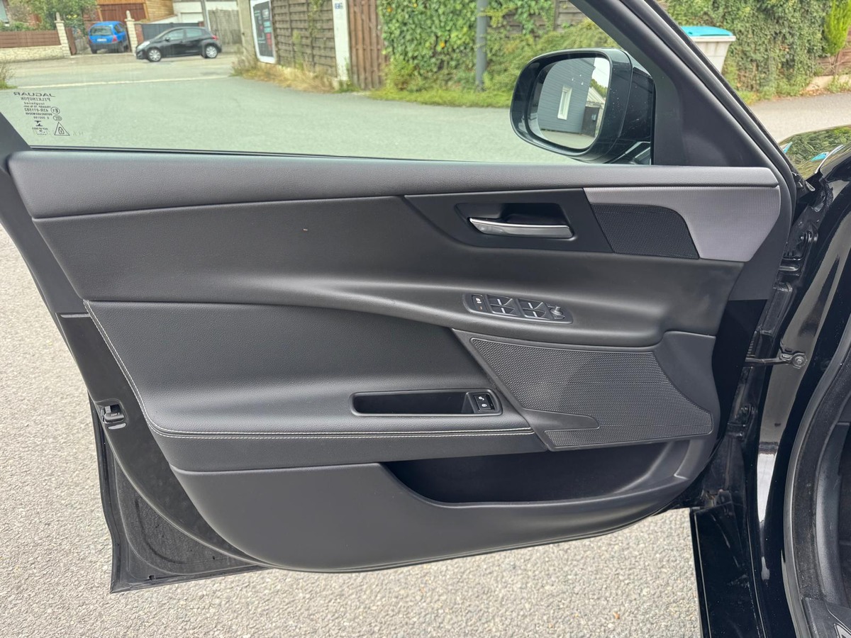 Jaguar XE 2.0 200CV R-Sport - Boite automatique