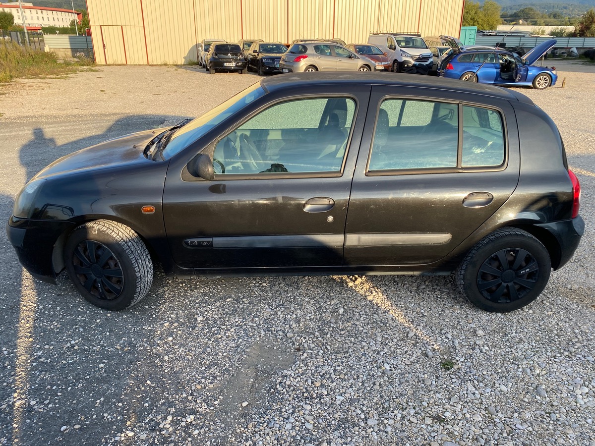RENAULT Clio II Phase 2 1.4i 100CH DISTRIB NEUVE TRES BONNE ÉTAT