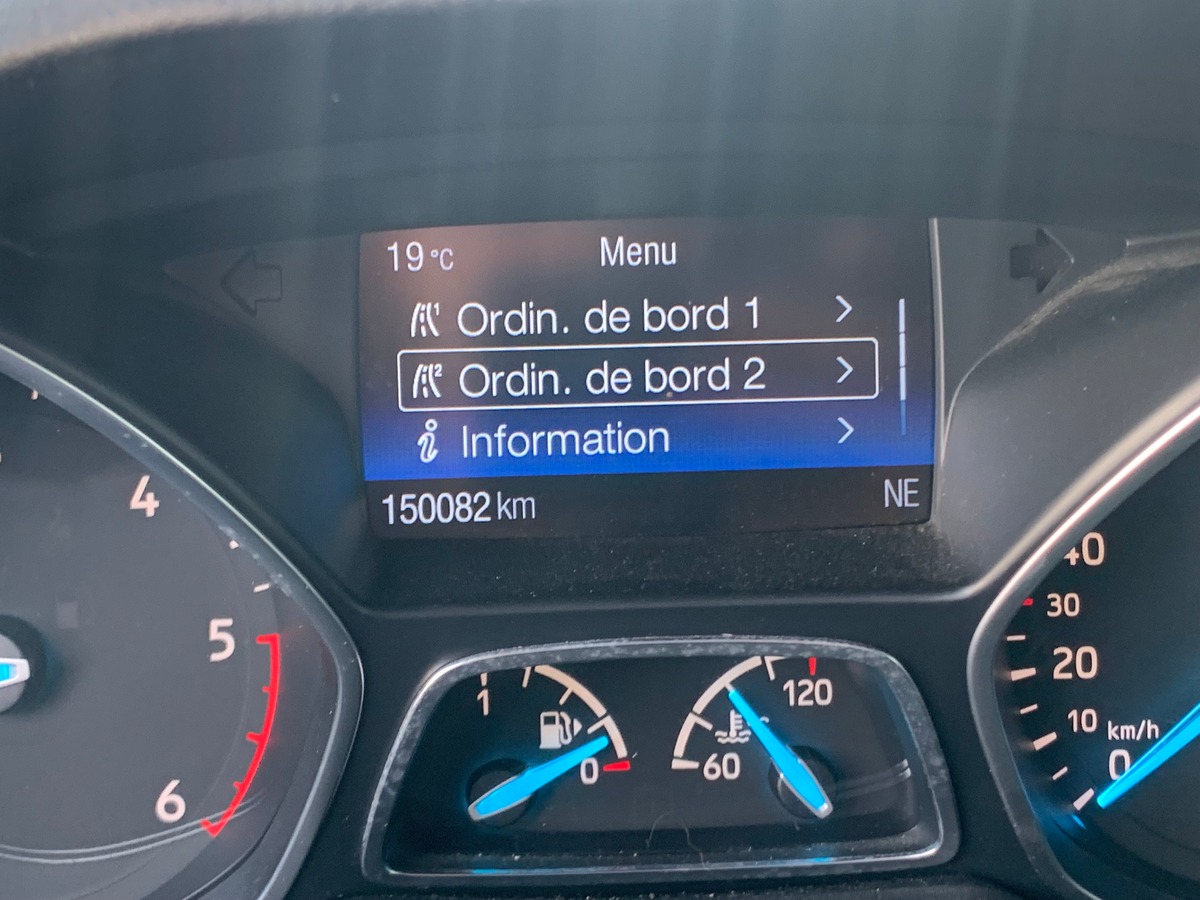Ford Kuga 120 chevaux | St-Line | Caméra de recul | Attelage | GPS | Coffre assisté électriquement