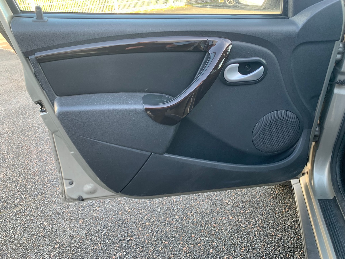 Dacia Duster 105 ch | Laureate | Bioethanol | Roue secours | Climatisation | Radio mono-CD MP3