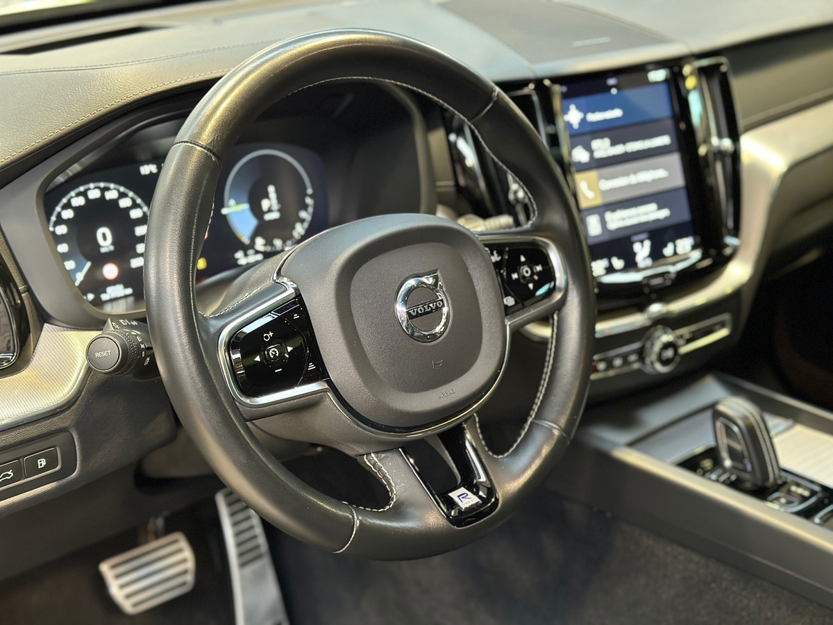 Volvo XC60 T8 R-Design 303 ch + 87 AWD Geartronic 8 / Attelage / Toit Ouvrant / Hifi HK