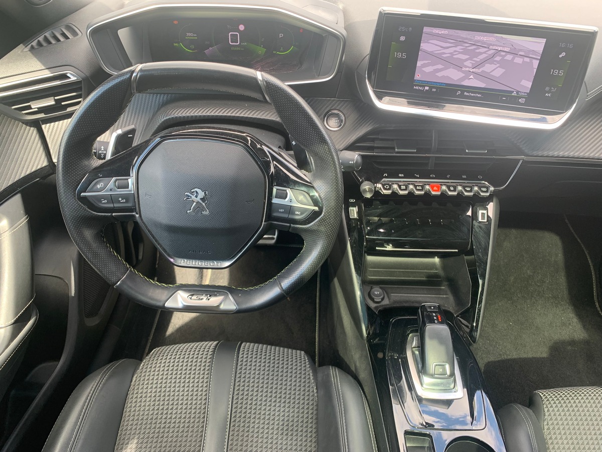 Peugeot 2008 130 chevaux | GT Line | Toit ouvrant panoramique | Apple car Play | Attelage