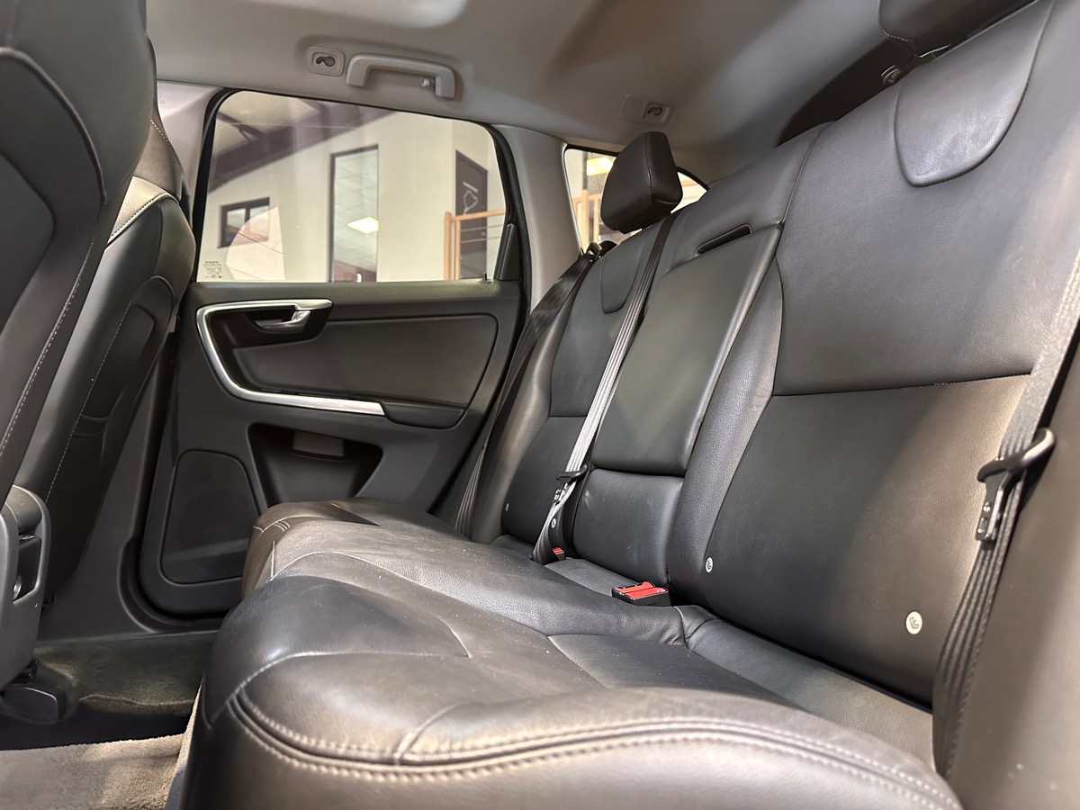 Volvo XC60 D4 2.0L 190 cv XENIUM Geartronic - Toit ouvrant / Hifi HK / Caméra