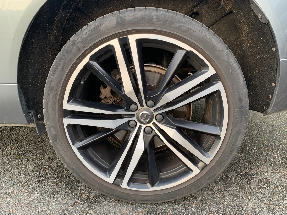 Volvo XC60 197 ch | R-design | Châssis Sport | Jantes Alu 21'' | Sièges Sport | Coffre électrique