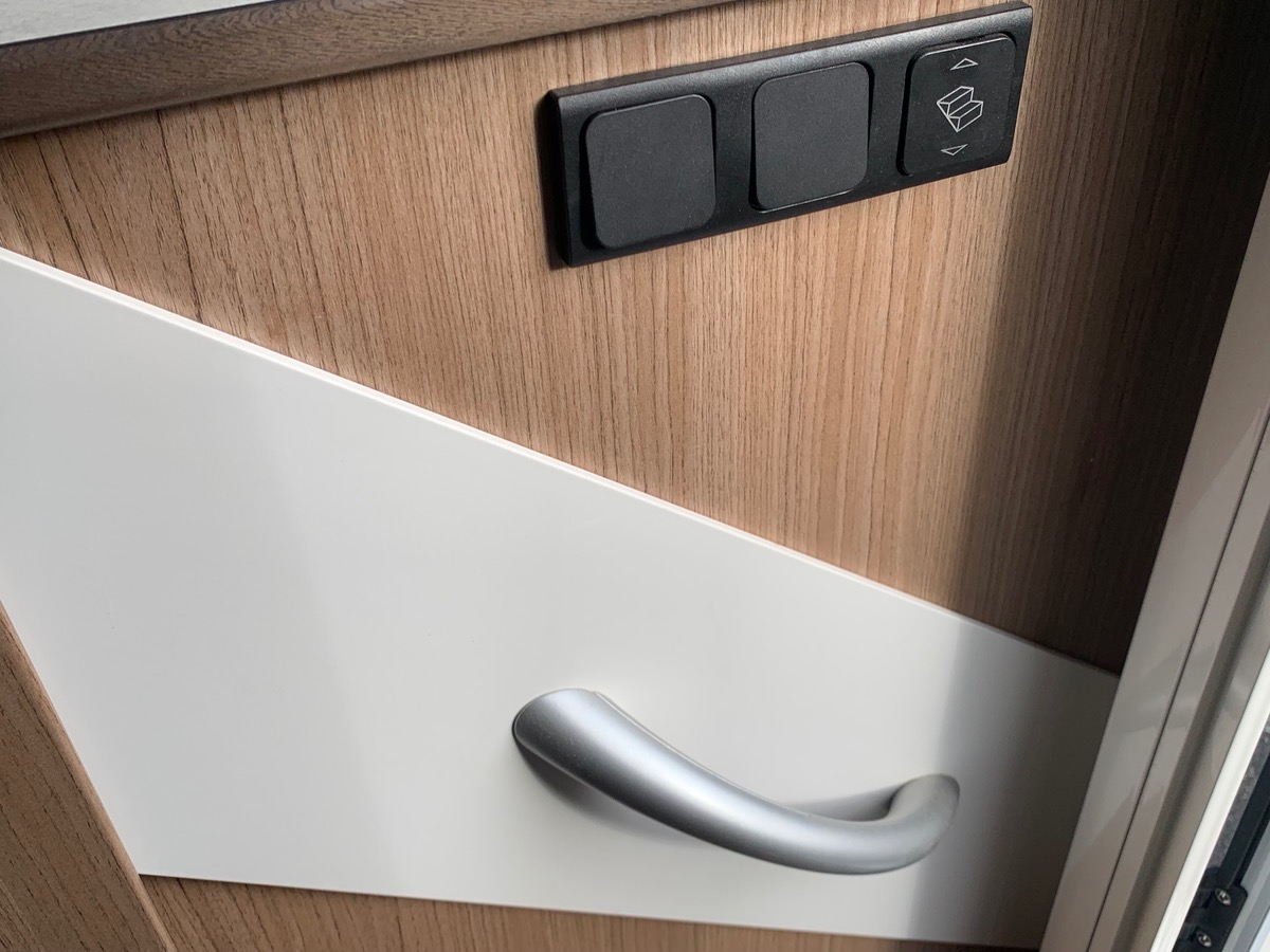 Capron A 140 ch | CAMERA DE RECUL |  LITS SUPPERPOSES | STORE EXTERIEUR | Climatisation manuelle