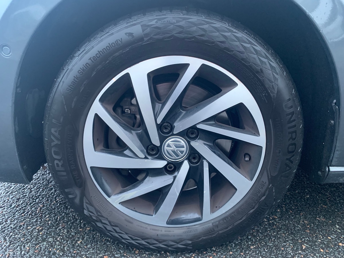 Volkswagen Touran 115 | Connect | 7 Places | Caméra recul | GPS | Bluetooth | Régulateur vitesse