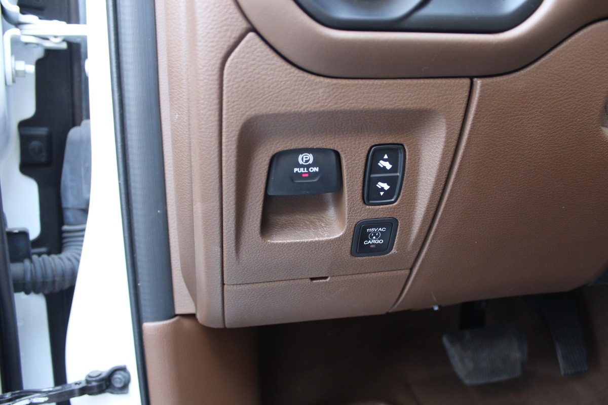 Dodge RAM CREW CAB 1500 5.7 V8 396 ch LARAMIE EDITION LONGHORN / RAM BOX / CARPLAY / ATTELAGE / E85