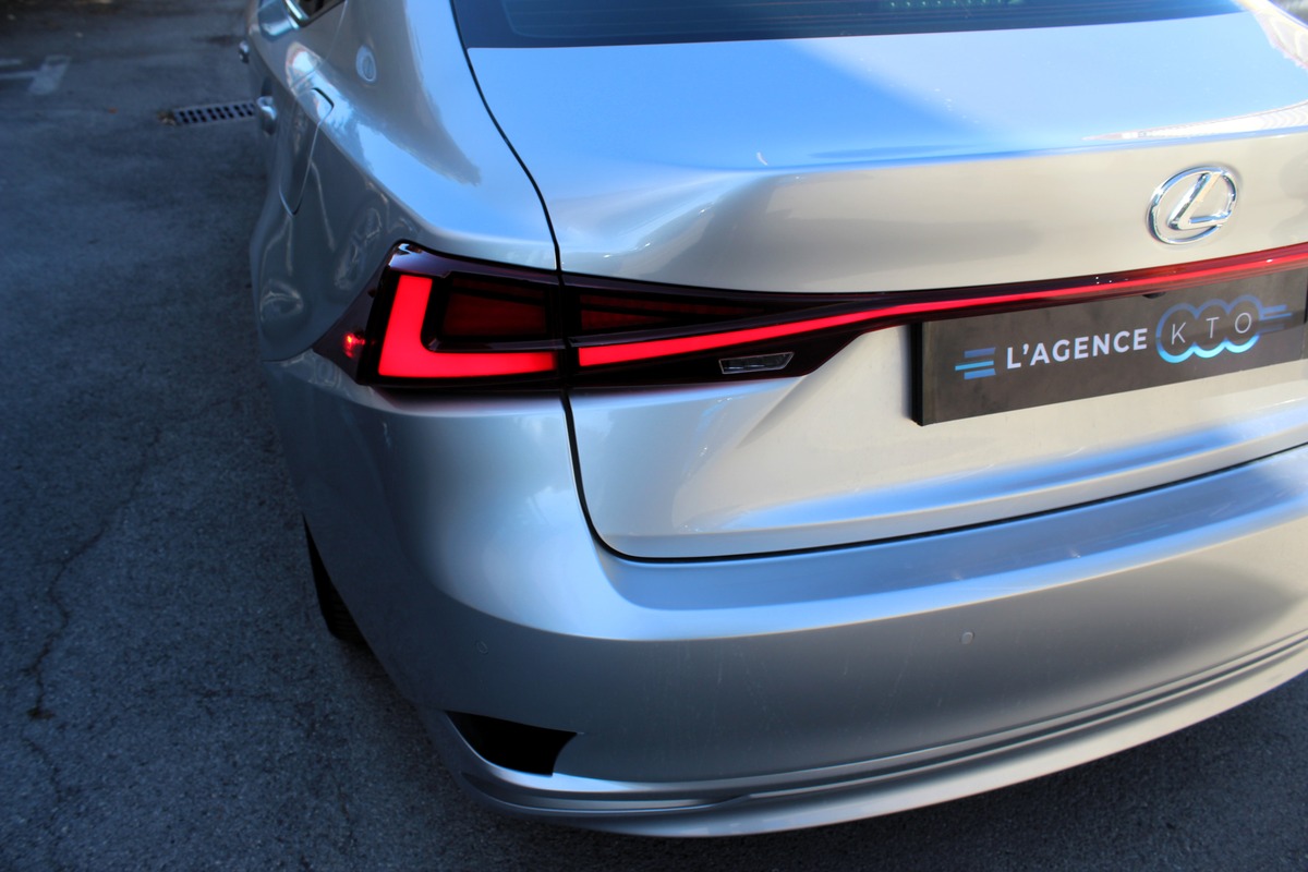 Lexus IS III (2) 300H F SPORT EXECUTIVE  FULL OPTIONS + CARPLAY / ENTRETIEN LEXUS / 2ème MAIN