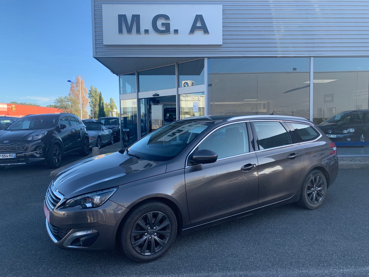 Peugeot 308 115 chevaux | Toit panoramique | Régulateur de vitesse | GPS | Attelage