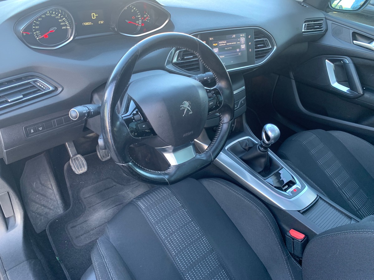 Peugeot 308 115 chevaux | Toit panoramique | Régulateur de vitesse | GPS | Attelage