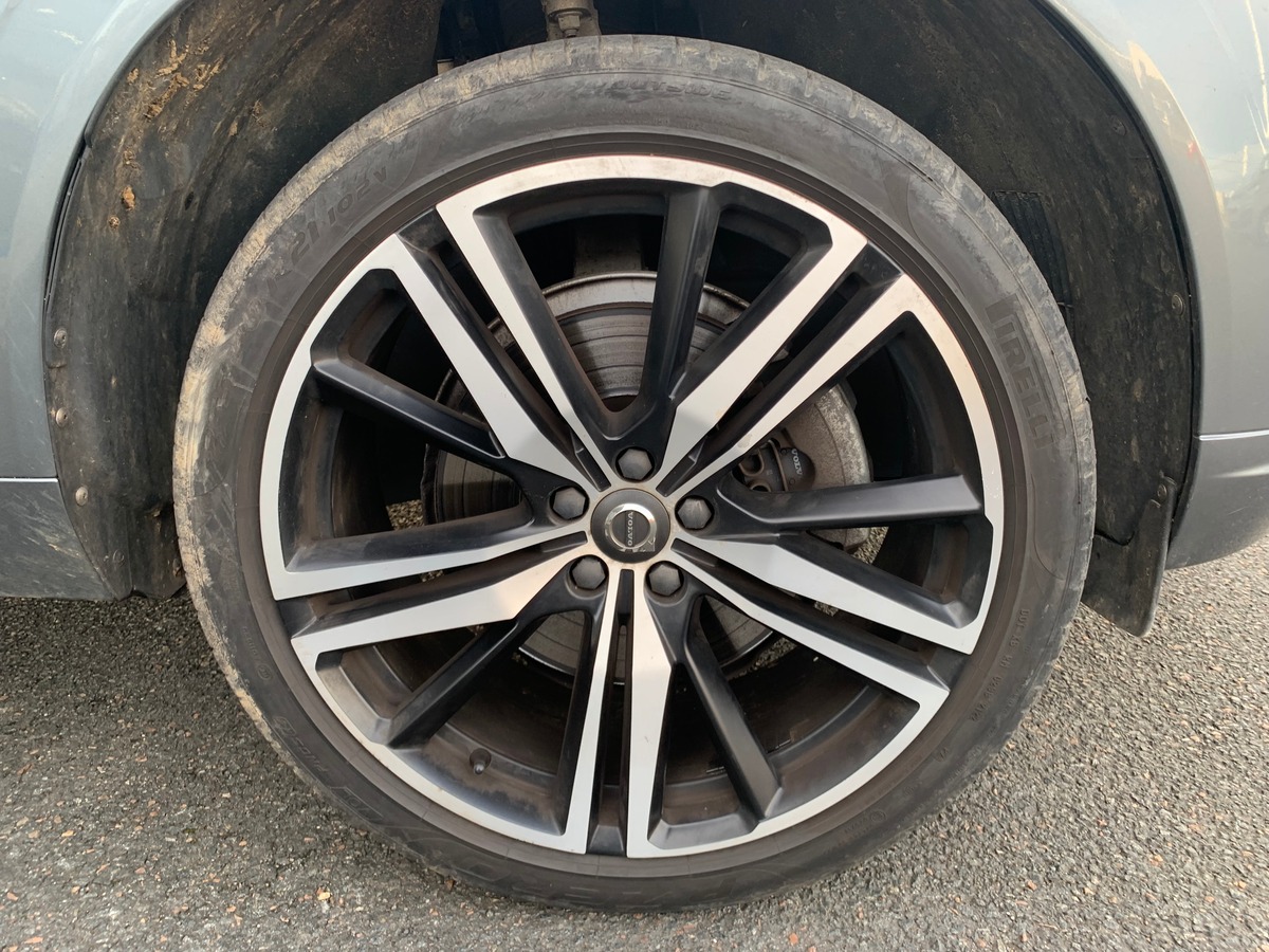 Volvo XC60 197 ch | R-design | Châssis Sport | Jantes Alu 21'' | Sièges Sport | Coffre électrique