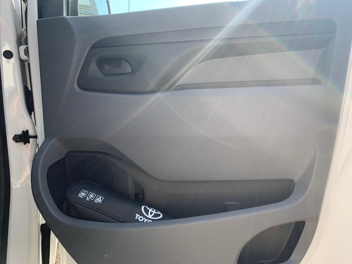 Toyota ProAce 122 ch | Business | Medium | 3 Places | Régulateur vitesse | GPS | Bluetooth | Radar