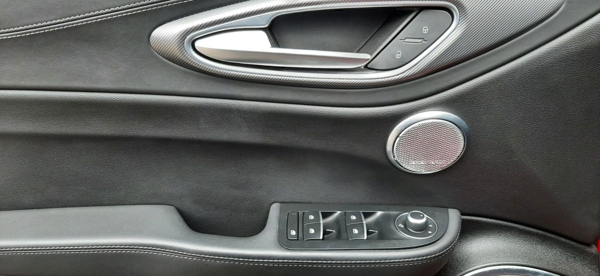 Alfa Romeo Giulia 2.0 TB 280ch Veloce Q4 AT8 MY22 / toit ouvrant / Harman Kardon