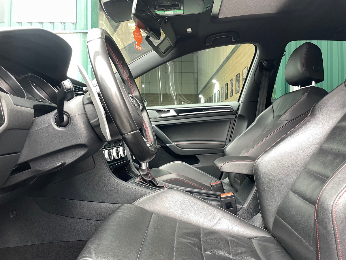 Volkswagen Golf GTI 230