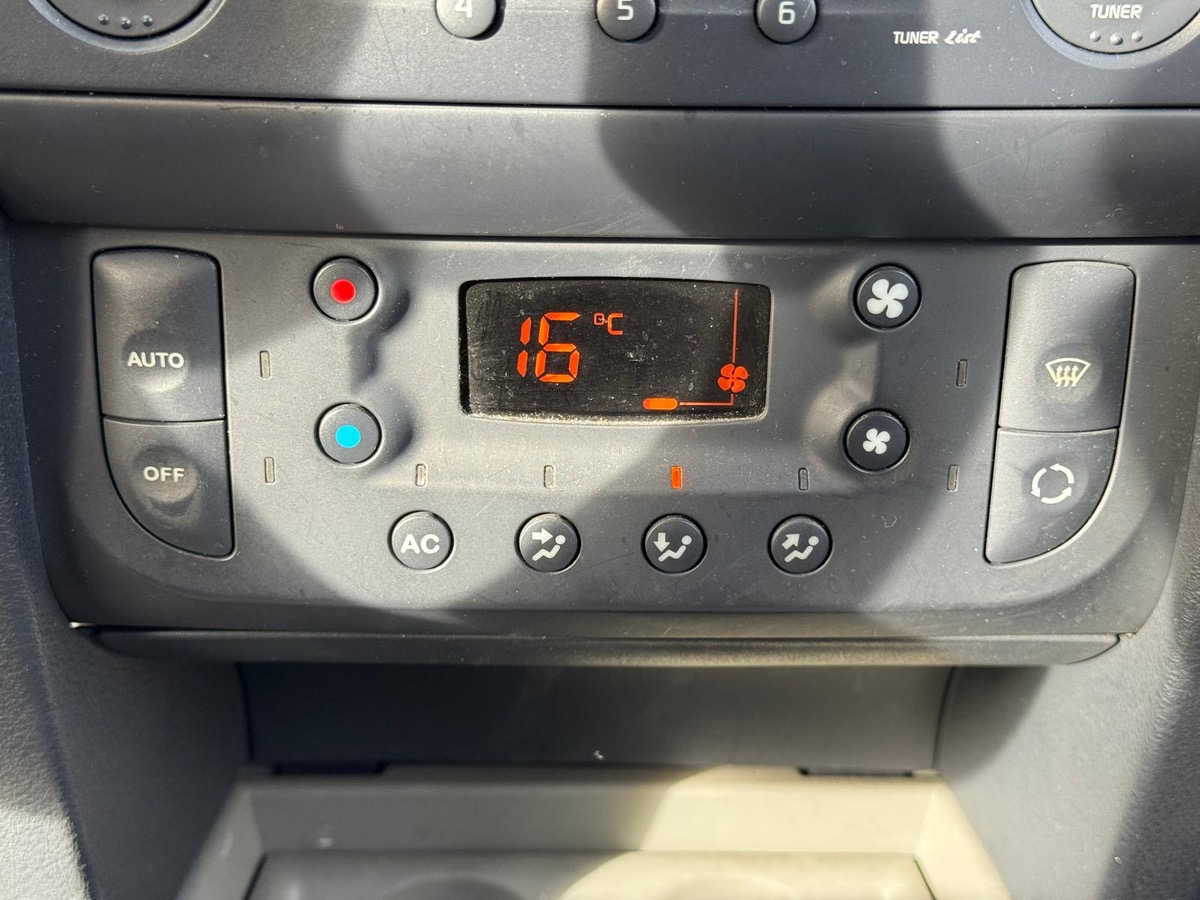 RENAULT Clio 1.6 16V