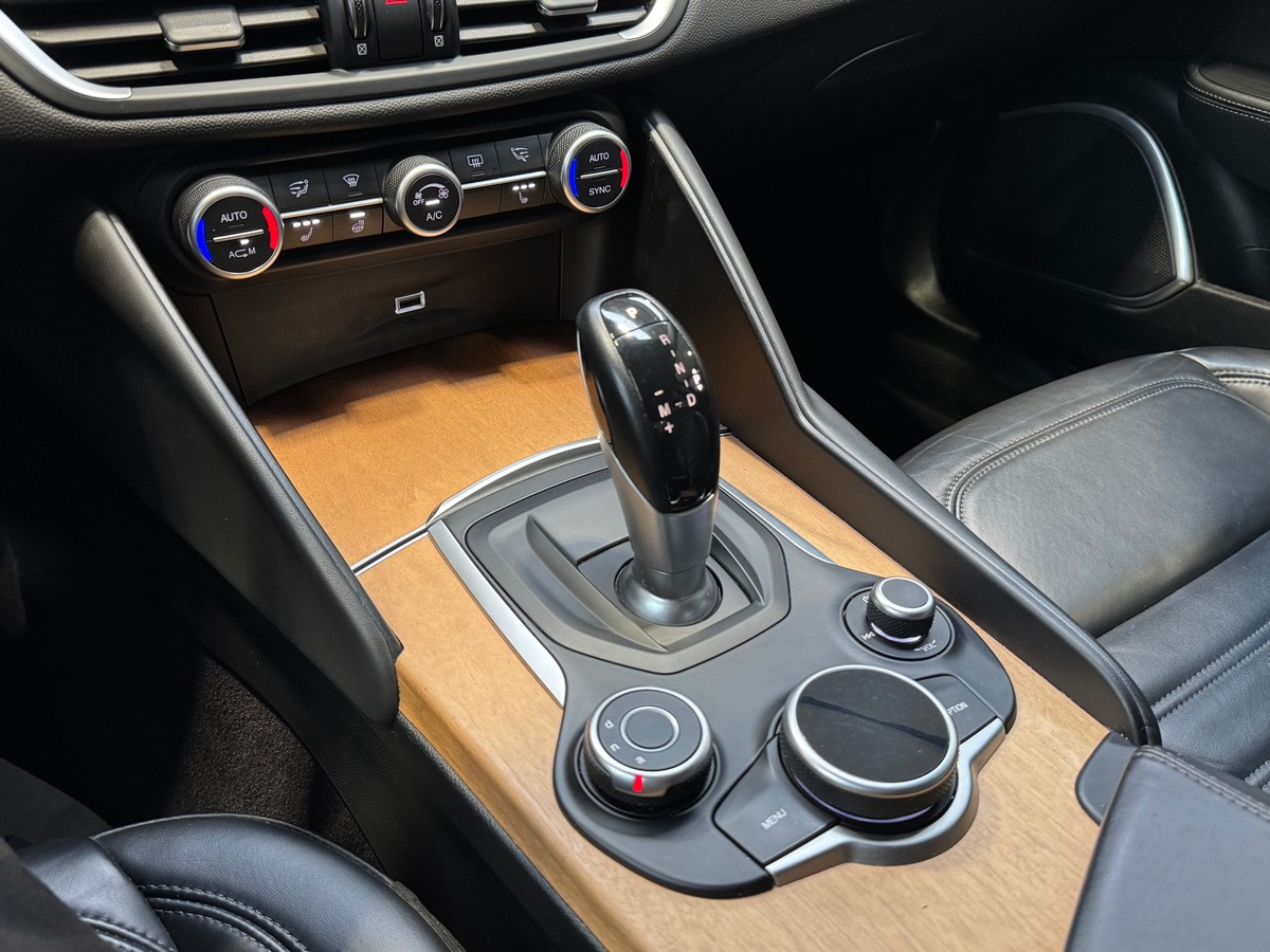 Alfa Romeo Giulia VELOCE 2.2 JTD Q4 AT8 210CV CAM/SIEGE ET VOLANT CHAUFFANT SUIVIT COMPLET N