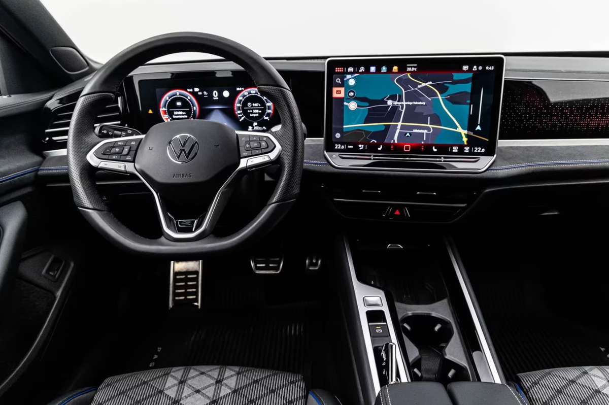 Volkswagen Passat SW VIII 2.0 TDI EVO 200ch R-Line 4Motion DSG7/Chili Red/Attelage/Matrix