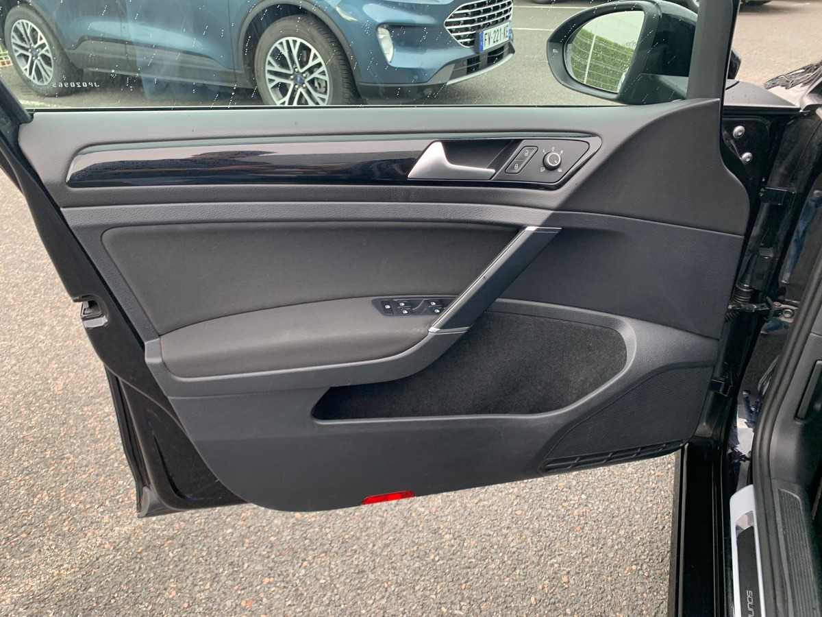 Volkswagen Golf 125 | Sound | Caméra recul | Régulateur | GPS | Apple car play | Attelage amovible