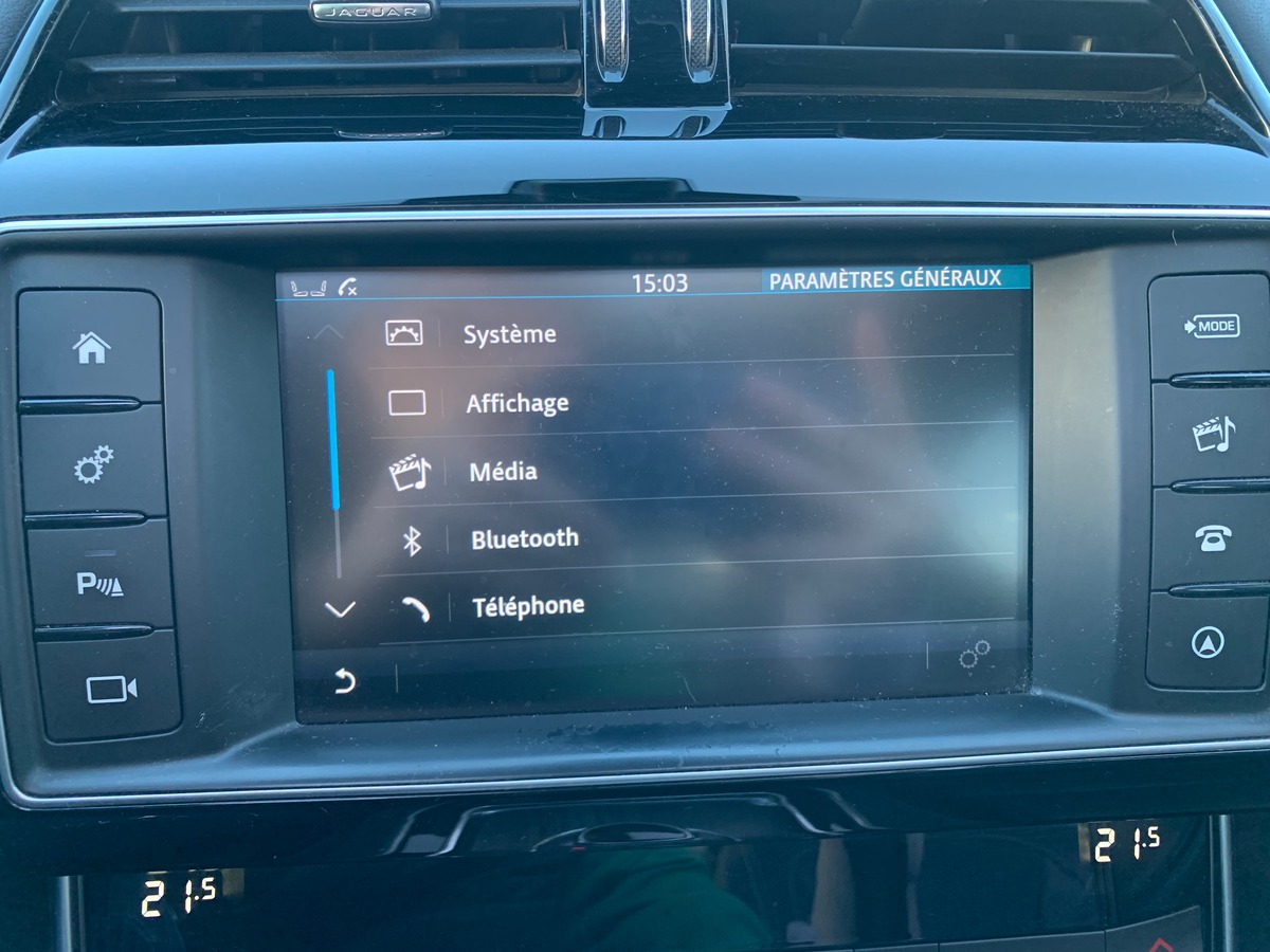 Jaguar XE 180 ch | Intérieur cuir | Toit ouvrant | Caméra de recul | GPS | Bluetooth