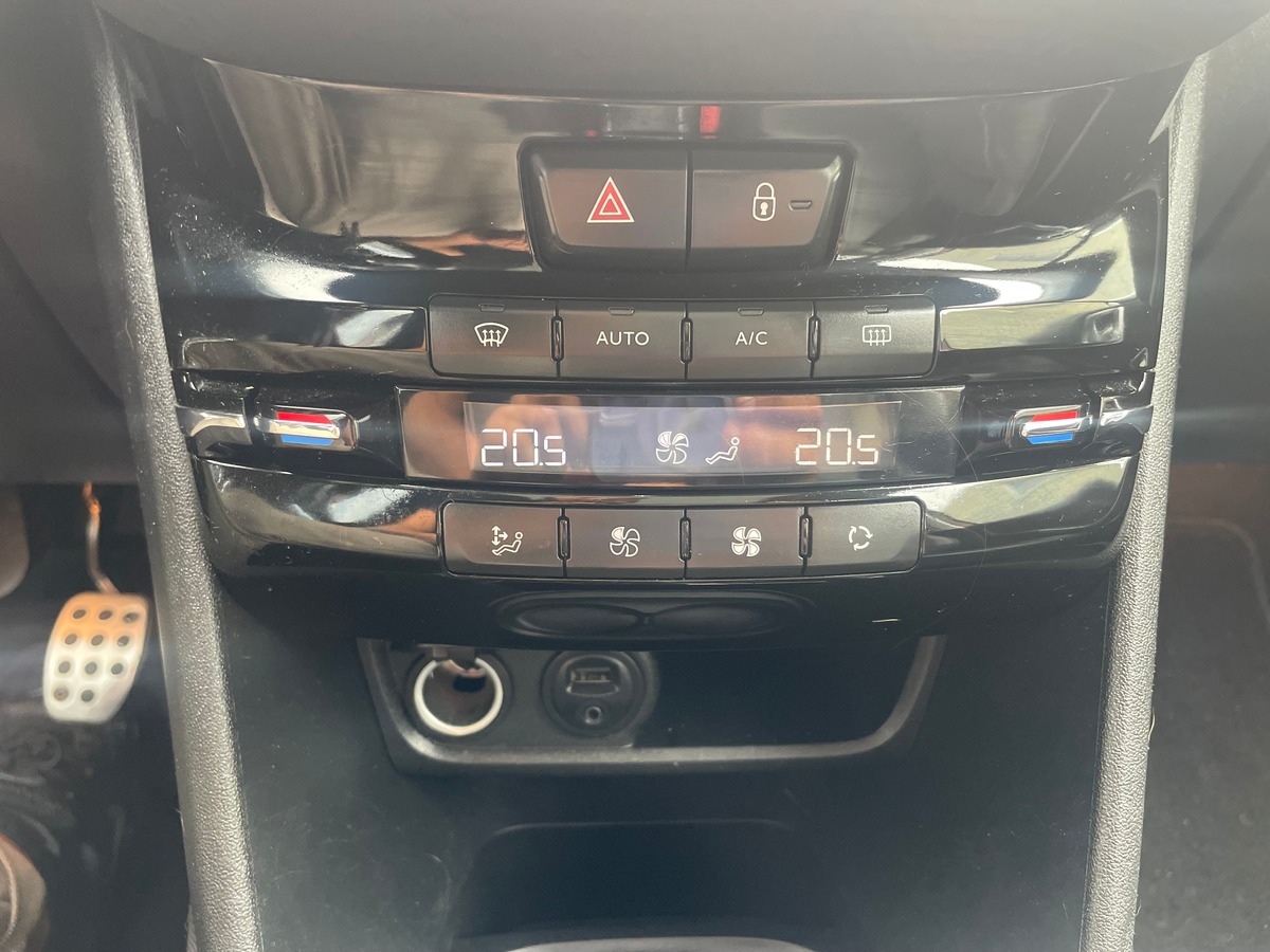 Peugeot 2008 110 cv TOIT PANORAMIQUE - SIEGE CHAUFFANT -  CLIMATISATION AUTO - RADAR DE RECUL