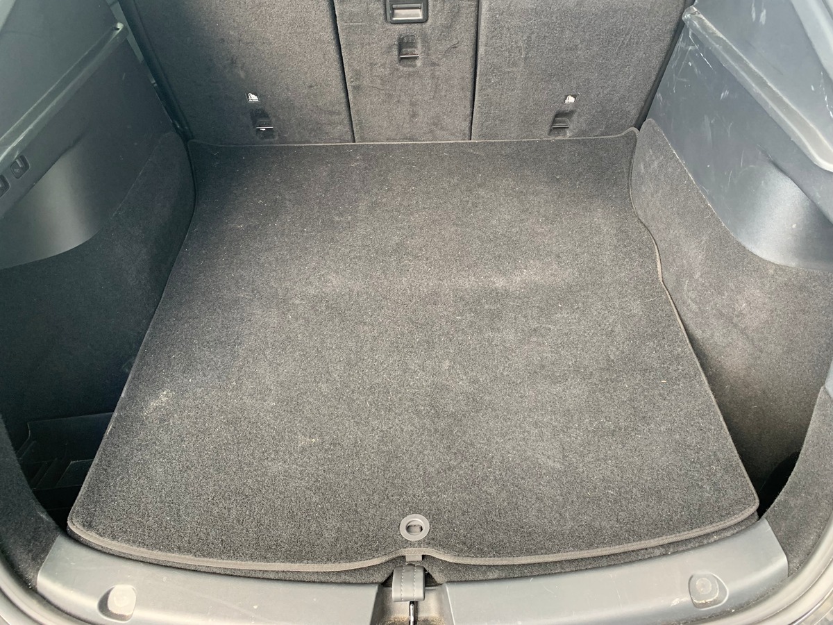 Tesla Model Y 275 chevaux | Premiére MAIN | Standard | Toit panoramique | Cuir | Siéges électriques