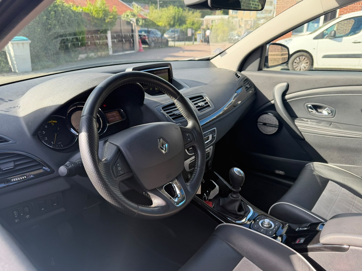 RENAULT Megane III Estate 1.5 dCi BOSE Edition-Crochet d'attelage - Distribution neuve- Garantie