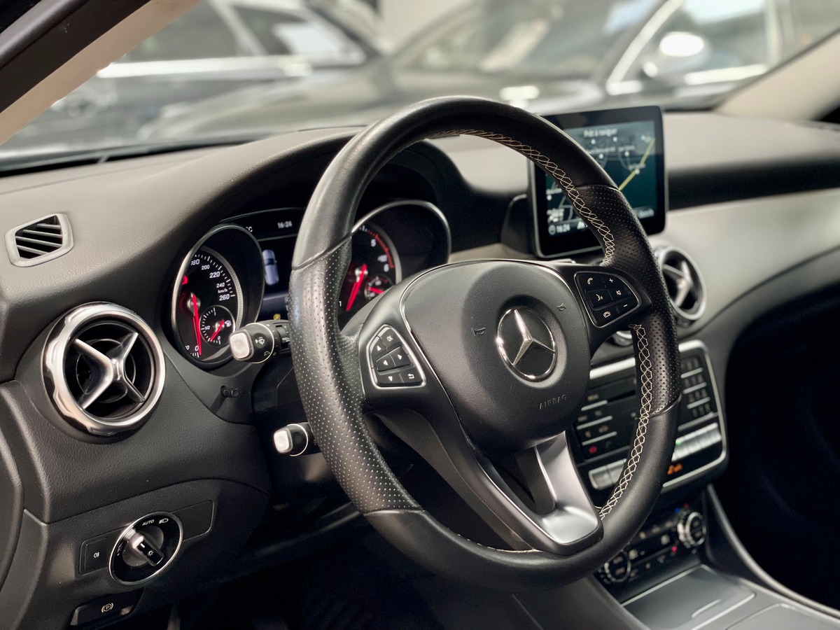 Mercedes-Benz GLA* 220d Sensation 4Matic 7G-DCT c
