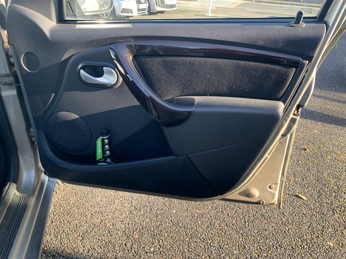 Dacia Duster 105 ch | Laureate | Bioethanol | Roue secours | Climatisation | Radio mono-CD MP3