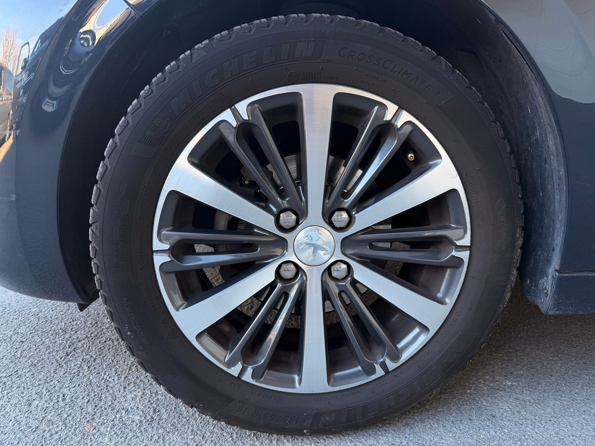 Peugeot 208 Allure 1.2 110 cv BVM5 - Distribution OK / 1ère main