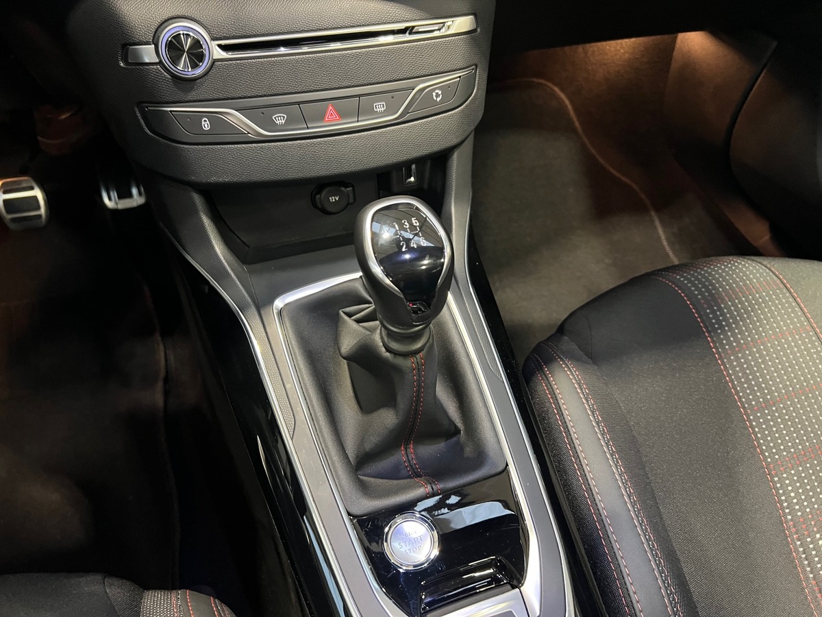 Peugeot 308 II (2) 1.2 puretech 130 ch BVM6 GT LINE /TOIT PANO/CAMERA/CARPLAY/