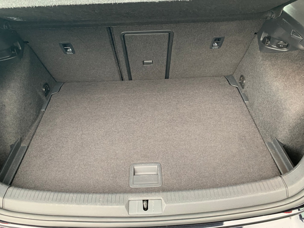 Volkswagen Golf 125 | Sound | Caméra recul | Régulateur | GPS | Apple car play | Attelage amovible