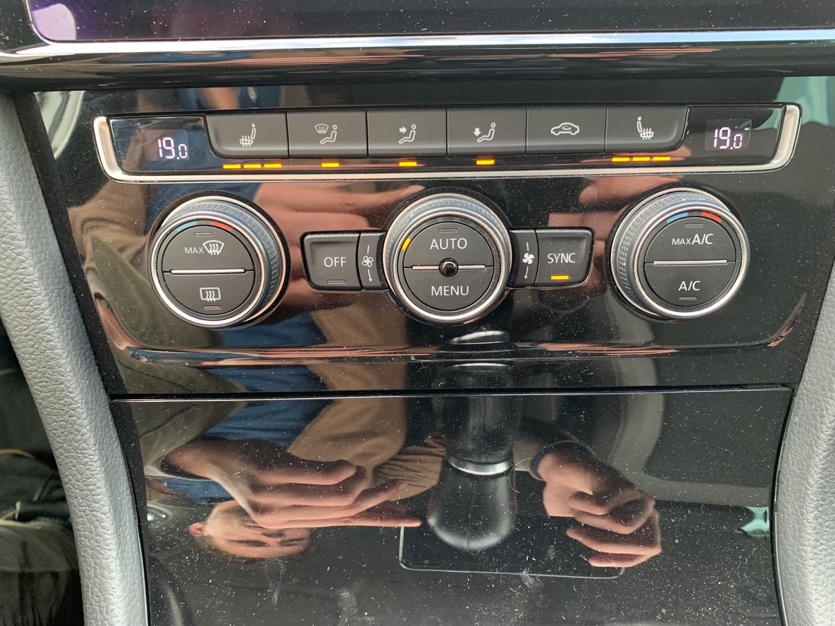 Volkswagen Golf VII 1.5 TSI 150 | Carat | Pack sport R-Line extérieur | Feux xénon | Caméra de Recul