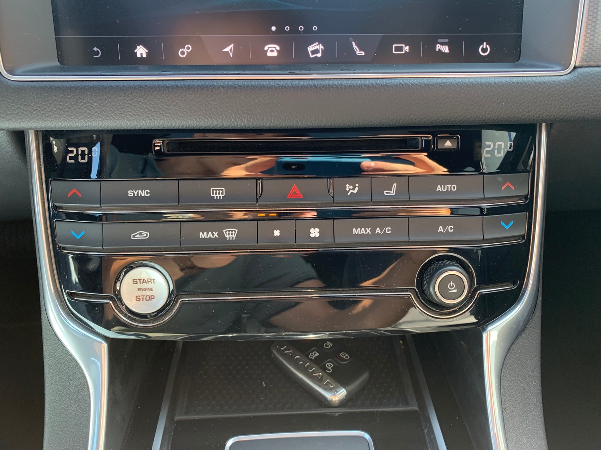 Jaguar XF Sportbrake 240 ch | R Sport | AWD | Toit panoramique | Caméra de recul | Apple car play