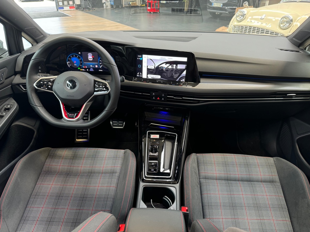 Volkswagen Golf VIII GTI 2.0L TSi 245CV DSG7 - GARANTIE VW - TO/CARPLAY/SIEGES CHAUFFANTS