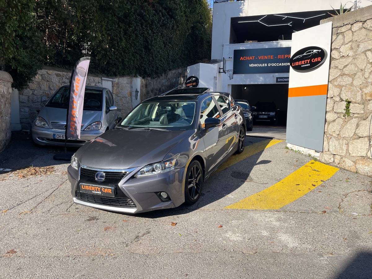 Lexus CT200H 200 H 1.8 VVT-i 136 CV Sport Design / Jantes Noires / Toit Ouvrant / Caméra de recul