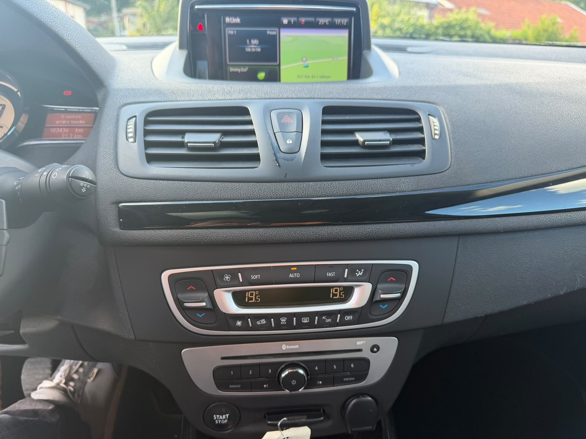 RENAULT Megane III Estate 1.5 dCi BOSE Edition-Crochet d'attelage - Distribution neuve- Garantie
