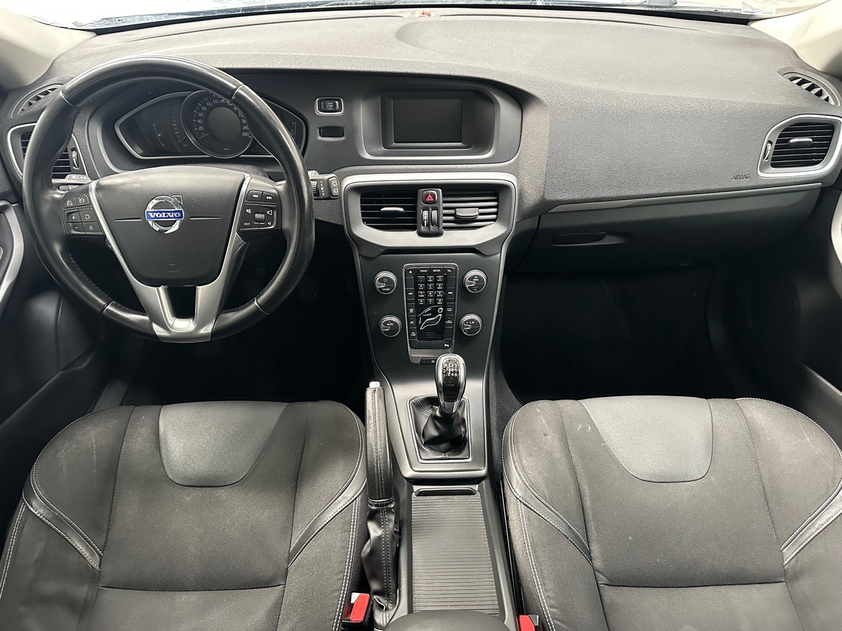 Volvo V40 T2 120CH MOMENTUM BVM6 ENTRETIEN COMPLET VOLVO / 1 ÈRE MAIN