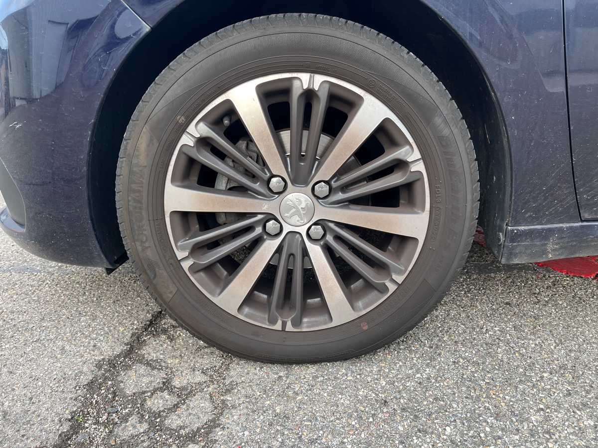 Peugeot 208 1.6 BlueHDI 100ch ALLURE 3P, Courroie de distribution OK, CarPlay, Caméra de recul, GPS