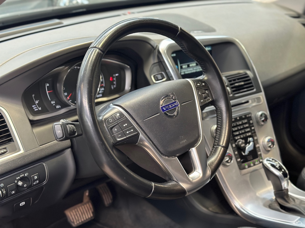 Volvo XC60 D4 2.0L 190 cv XENIUM Geartronic - Toit ouvrant / Hifi HK / Caméra
