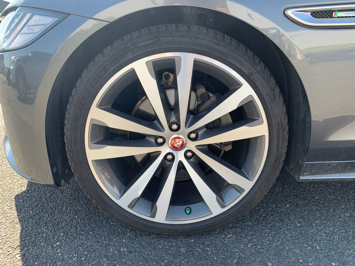Jaguar XF Sportbrake 240 ch | R Sport | AWD | Toit panoramique | Caméra de recul | Apple car play